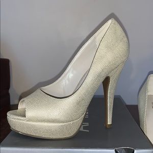 Textured Pep Toe Heel